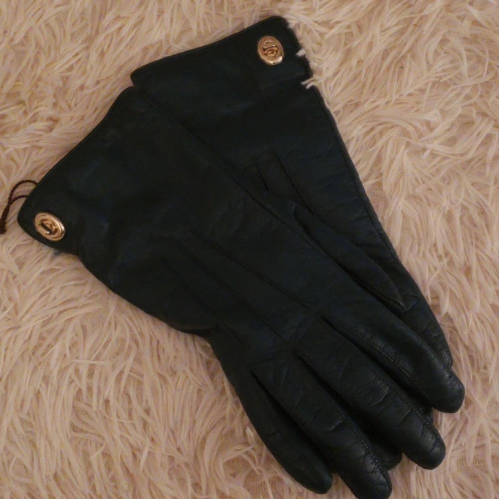 Coach Turnlock Leather Glove - Picture 2 of 3